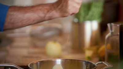 'Squeeze the lemon juice
straight onto the apples, - Gino's Italian Family Adventure