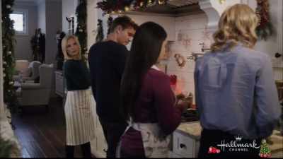 Stacy, can you help me
over here, please? - Road to Christmas