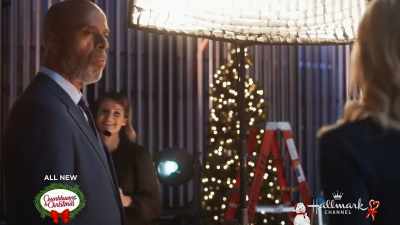 Stacy? Hi. Can you find
an empty dressing room
for Mr. Moss, please? - A Nashville Christmas Carol