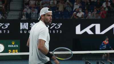 [stadium announcer]
Please welcome Rafael Nadal! - Break Point