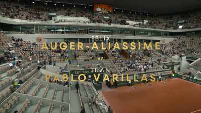 [stadium announcer
speaking French] - Break Point