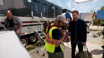 STAGEHAND: We need Brontosaurus
on set in five. Brontosaurus on
set in five. - Mixed Baggage