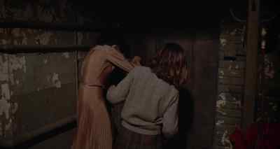 - Stand back. I don't wanna hurt you.
- What are you doing? - A Stranger Is Watching