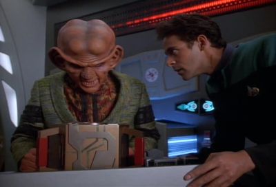 Standard Delgorian locking mechanism.
Sophisticated... - Star Trek: Deep Space Nine