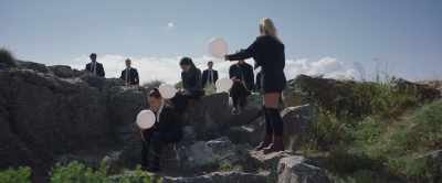 ♪ Standing
on the edge of a river - Greatest Days