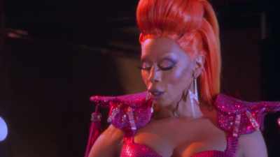 ♪ Startin' on your way ♪ - AJ and the Queen