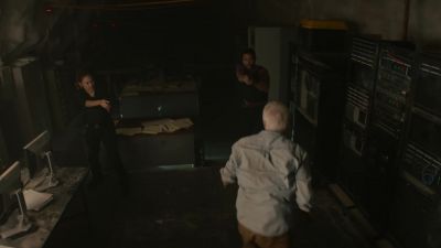 Stay down, damn it! - NCIS: Hawai'i