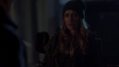 - Stay here. - The Strain