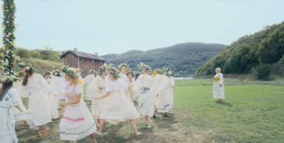 Stay here. - Midsommar