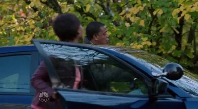 Stay in the car, Zuri. - Grimm