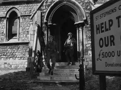 Stay on the door, Jackson. - Seven Days to Noon