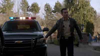 Stay out here.
We've gotta find Norman. - Bates Motel
