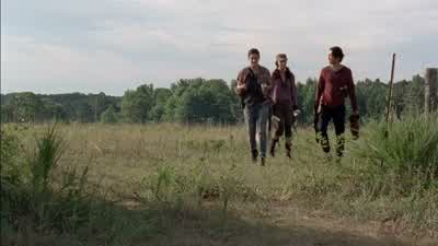 Stay right there. - The Walking Dead