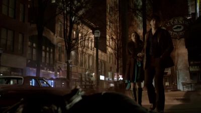 Stay there. - The Vampire Diaries