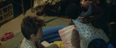 Stay with your boyfriend.
I'm coming back, Yoni. - Capernaum