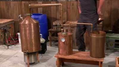 -Steel's not level.
-[digger] yeah, you're sitting
a little cocked. - Moonshiners: Master Distiller