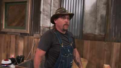 -Step away from your barrels,
men, you're done.
-[exhales] - Moonshiners: Master Distiller