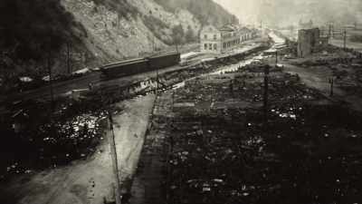 STEPHEN: In 1910,
three and a quarter
million acres burned. - Bring Your Own Brigade