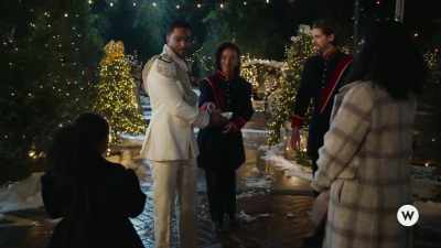 ♪ Still believe in ♪ - Inventing the Christmas Prince