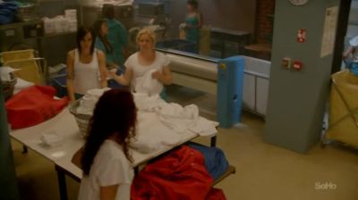 Stop her.
Let her go. Come on. - Wentworth