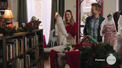 Stop, I'm gonna have
Alicia help me, okay? - Christmas Around the Corner