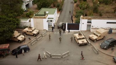 - Stop right there.
- I'm Carrie Mathison. - Homeland