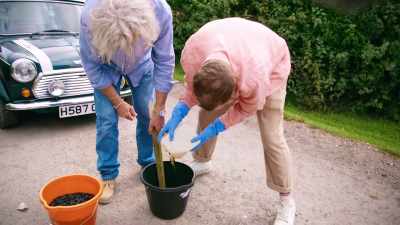 Stop! Stop, Stop, Stop.
Yeah? There we go. - James May and the Dull Men