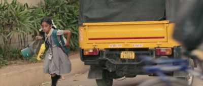 Stop the rickshaw! What is it?
I'm sorry! Hey wait! Hey! Don't go! - Chithha