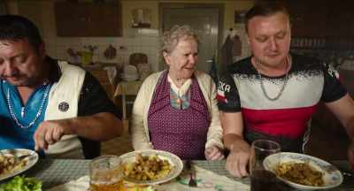 Stop with the nonsense.
Eat it! Eat! - Dad! - Kaiserschmarrndrama