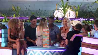 >> STRAIGHT FOOT MASSAGE. - Love Island