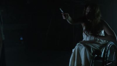(STRAINING)
Ian. Ian. Take this. - Curse of Chucky