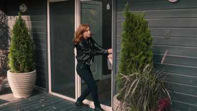 [STRAINING] It's locked! - The Spencer Sisters