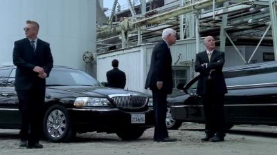 Strange place for a meeting.
A little cloak and dagger, don't you think? - Prison Break