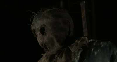(straw rustles)
(suspenseful music) - Dark Night of the Scarecrow 2