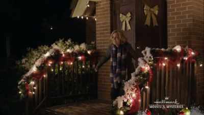♪ Strings of streetlights
Even stoplights ♪ - Engaging Father Christmas
