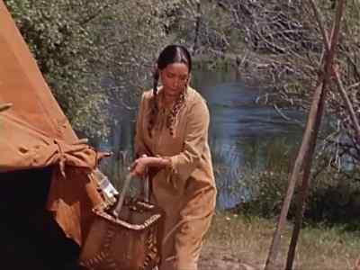 Strong Bear, Strong Bear,
it is White Bull! Look, he has a horse! - Tonka