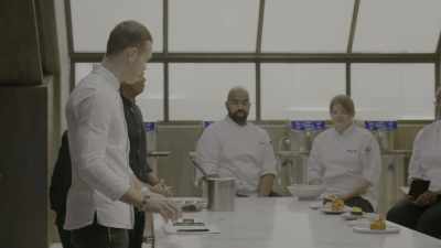 -[students chuckling]
-Bienvenido a l'Italian. [laughs] - School of Chocolate
