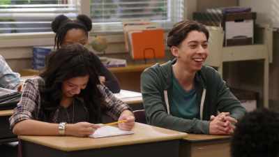 -[students laugh]
-[teacher] All right, look, you guys. - Mr. Iglesias