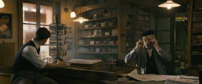 Study the customers Franzl - The Tobacconist
