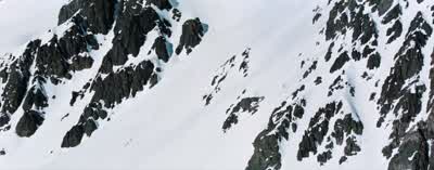 Subimos a buscar la cola del avión. - Society of the Snow