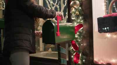 ♪ Such a beautiful sight
when you're all by my side. ♪ - Jingle Bell Run