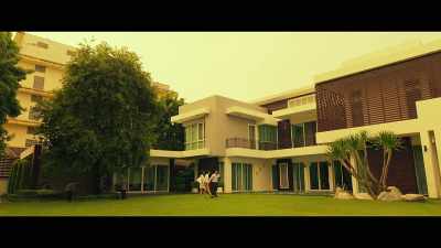 Such a high class house
is suitable for two people. - Deliver Us from Evil