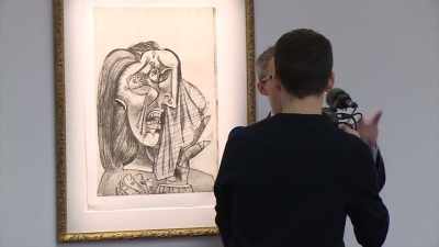 Suelen hablar cinco idiomas, - Blurred Lines: Inside the Art World