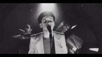 Suit jacket on, shirt, bum freezer,
you know, Mod. - Simple Minds: Everything is Possible