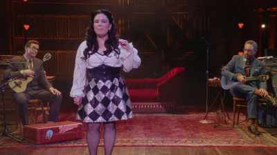 Sunt documentare uimitoare.
Am văzut atât de multe! - Alex Borstein: Corsets & Clown Suits