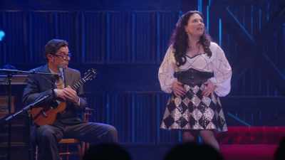 „Sunt Salva, sunt educat. ” - Alex Borstein: Corsets & Clown Suits