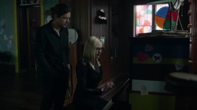 - Sure you're playing it right?
- Yes, I'm sure. - The Magicians