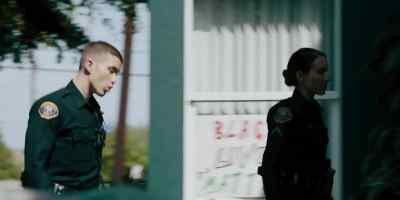 - Suspect's inside.
- [Traci on radio] Copy. En route. - On Call