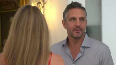 [suspenseful music playing] - Buying Beverly Hills
