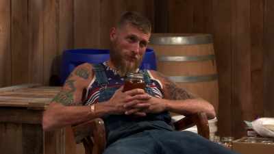 [suspenseful music playing] - Moonshiners: Master Distiller